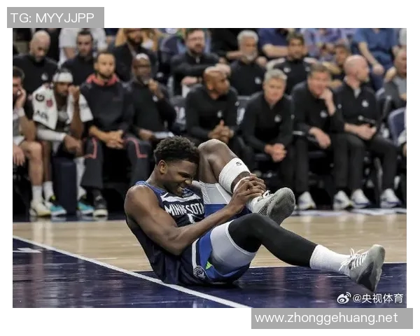 爱德华兹3犯后直接返回更衣室，带着零食重回替补席