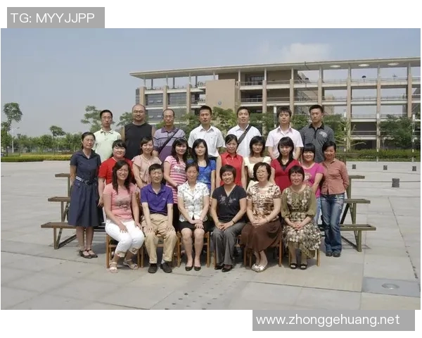 流言板：两冠师徒！克林根Ins分享合影为大学恩师庆生